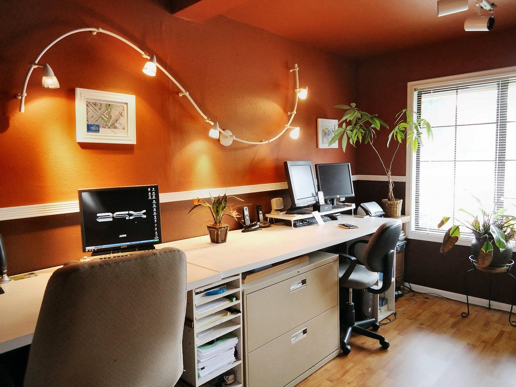 Какой свет нужен в комнате. Освещение рабочего места. Дизайнерское рабочее место. Освещение над письменным столом. Освещение над компьютерным столом.